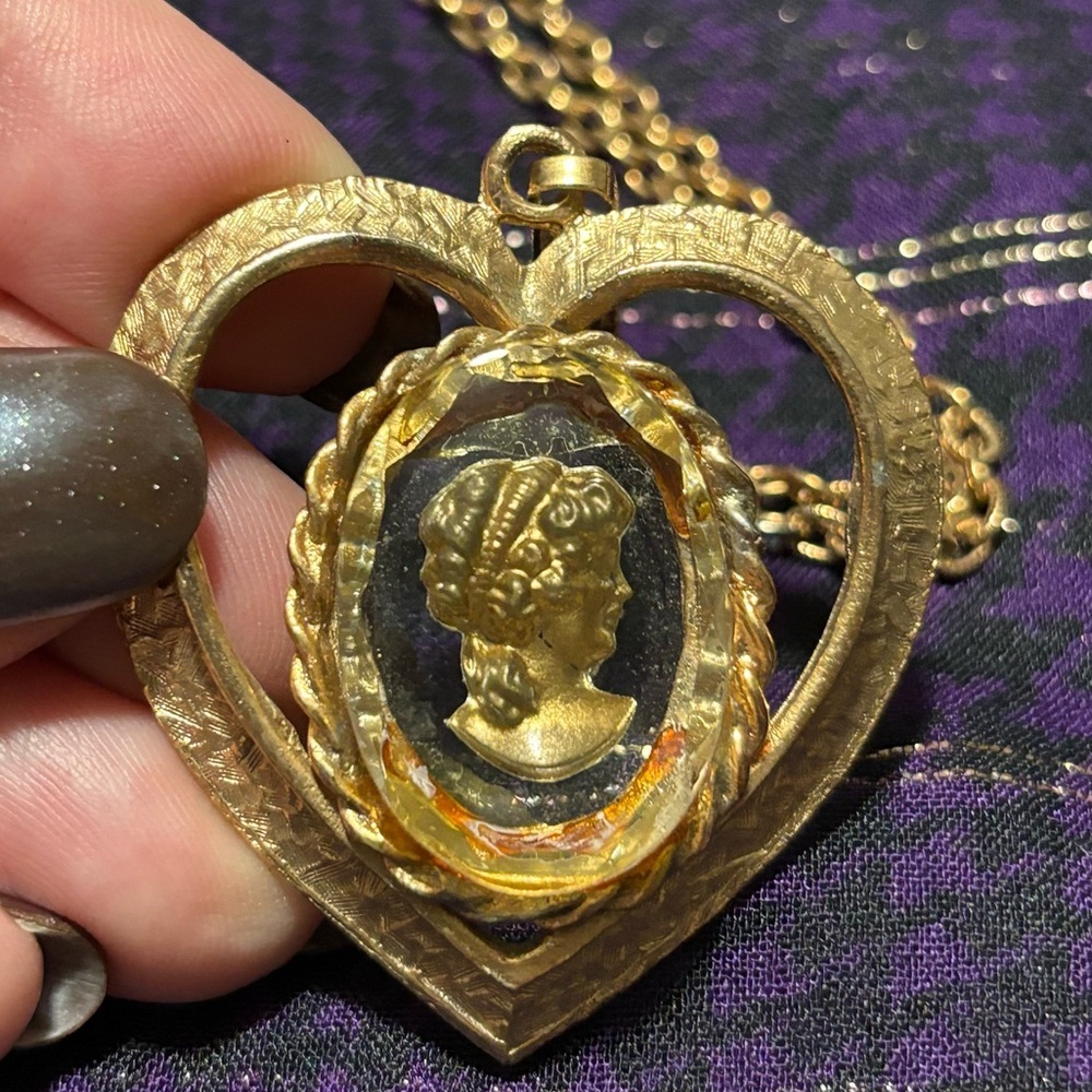 Vintage Gold Heart Cameo Necklace with Gold Tone Chain.